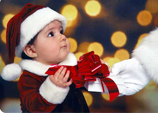 Bayi Lucu Dengan Pakaian Natal