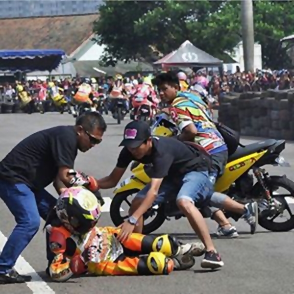 Saat terjatuh dalam arena balap
