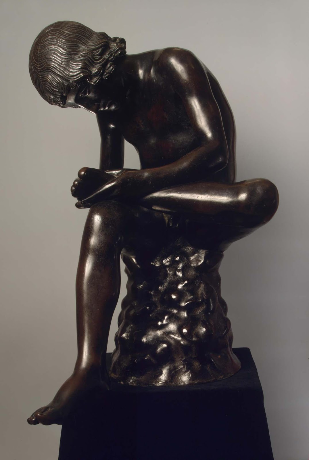 Мальчик вынимающий занозу скульптура. Мальчик вынимающий занозу. Мальчик вынимающий занозу. Скульптура древней греции мальчик крития. Мальчик вынимающий занозу древняя греция.