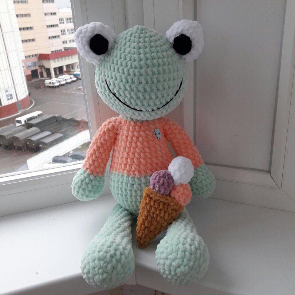 вязаные игрушки лягушки милые. вязаная плюшевая лягушка. лягушка из пряжи. игрушки из плюшевой пряжи лягушка. лягушка амигуруми анна ковалева.