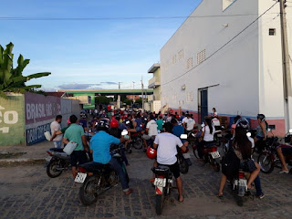 População de Catolé do Rocha faz fila gigantesca para abastecer carros e motos