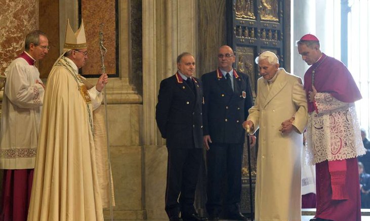 Papa Benedicto atraviesa la Puerta de la Misericordia