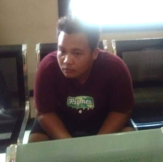 Tersangka pelaku cabul terhadap 5 murid SD dan 1 siswi SMP di Labuhanbatu saat diperiksa polisi. Tersangka pelaku cabul terhadap 5 murid SD dan 1 siswi SMP di Labuhanbatu saat diperiksa polisi.