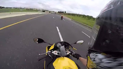 Πώς είναι να περνάει από δίπλα σου μια μοτοσυκλέτα που ταξιδεύει με 320 χλμ/ώρα (Video)  