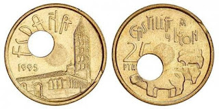 Moneda de 25 pesetas con el agujero mal Moneda de 25 pesetas con el agujero mal