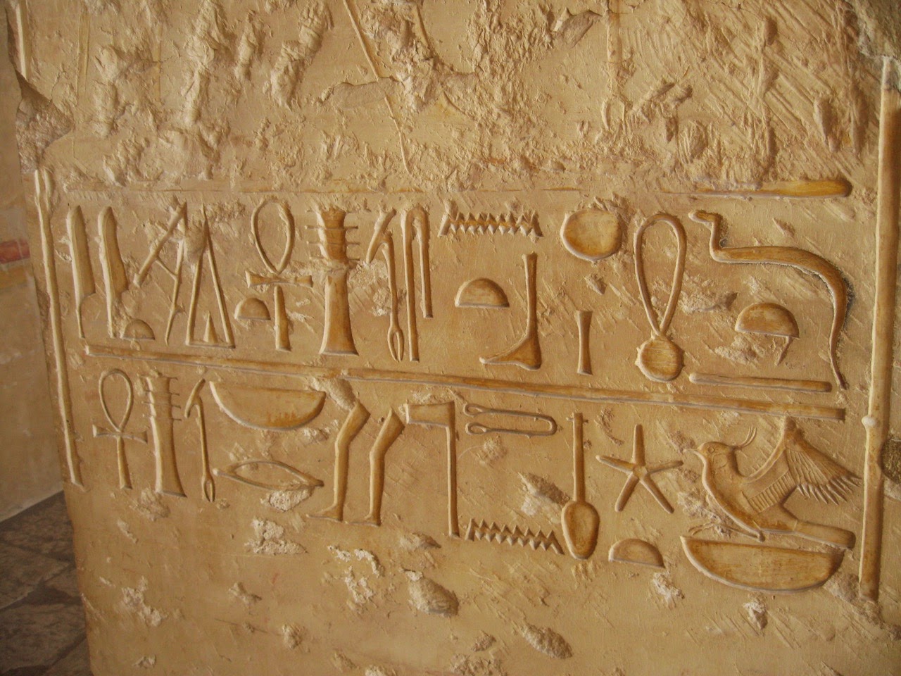 Включи древности. Письменность древнего Египта петроглифы. Древний Египет наскальные письмена. Наскальная письменность Египта. Иероглифические знаки на камнях древний Египет.