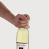 15 απίθανοι τρόποι για να ανοίξεις ένα μπουκάλι κρασί χωρίς ανοιχτήρι [Video]