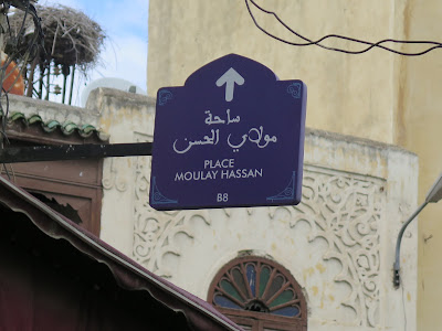 Carteles de colores que marcan la ruta deseada en Fez el Bali