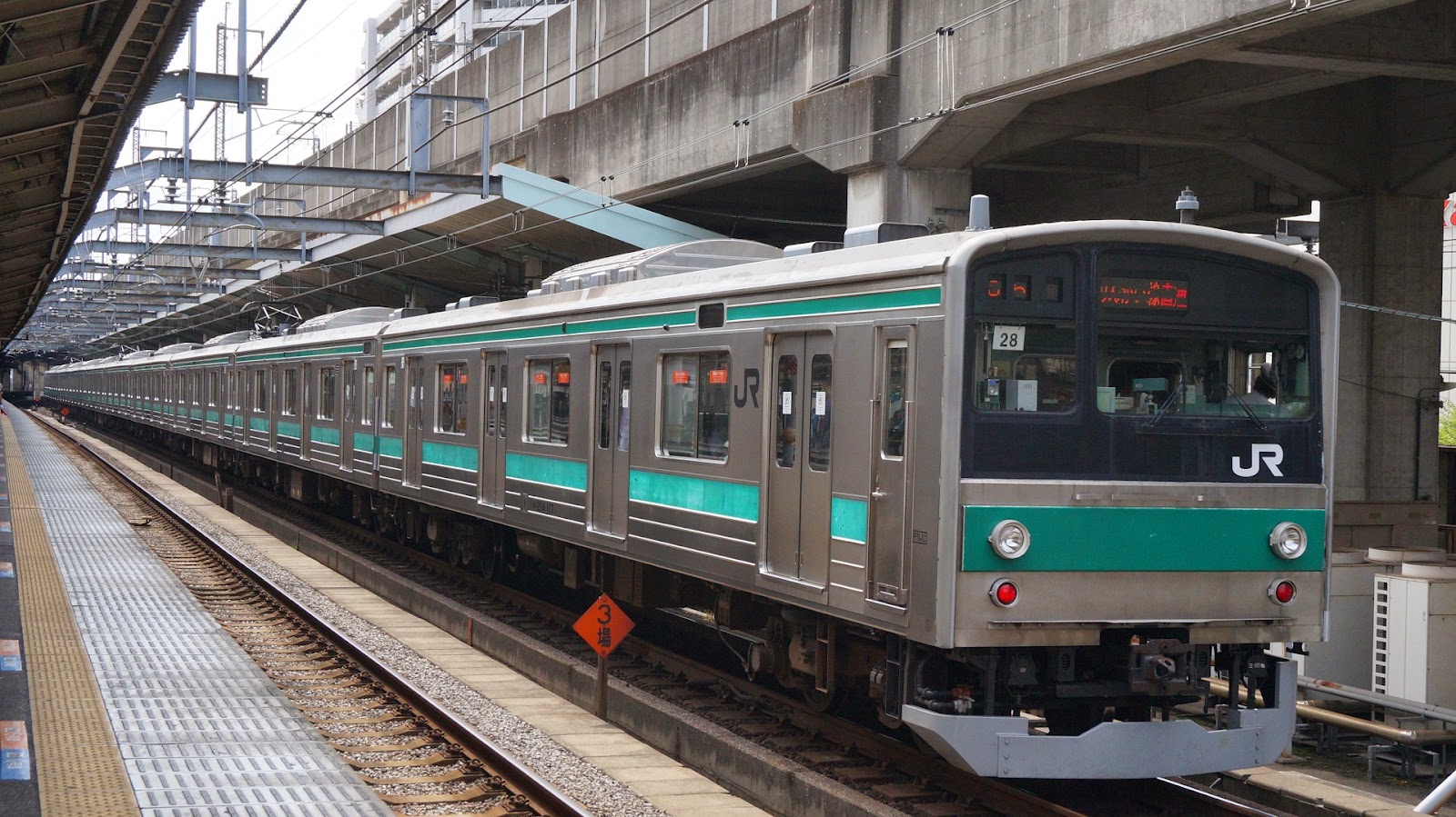 埼京線赤羽駅に到着する205系電車