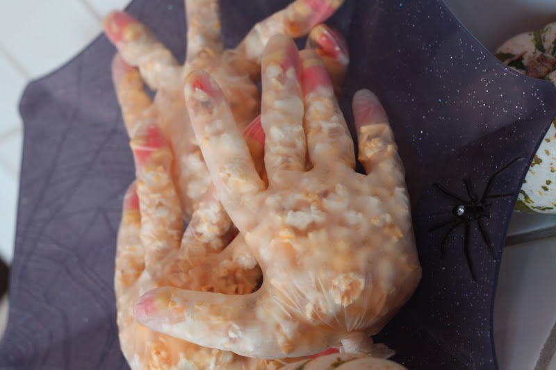 Amy�s Craft Bucket Edible Kid�s Halloween Craft Monster Popcorn Hands!