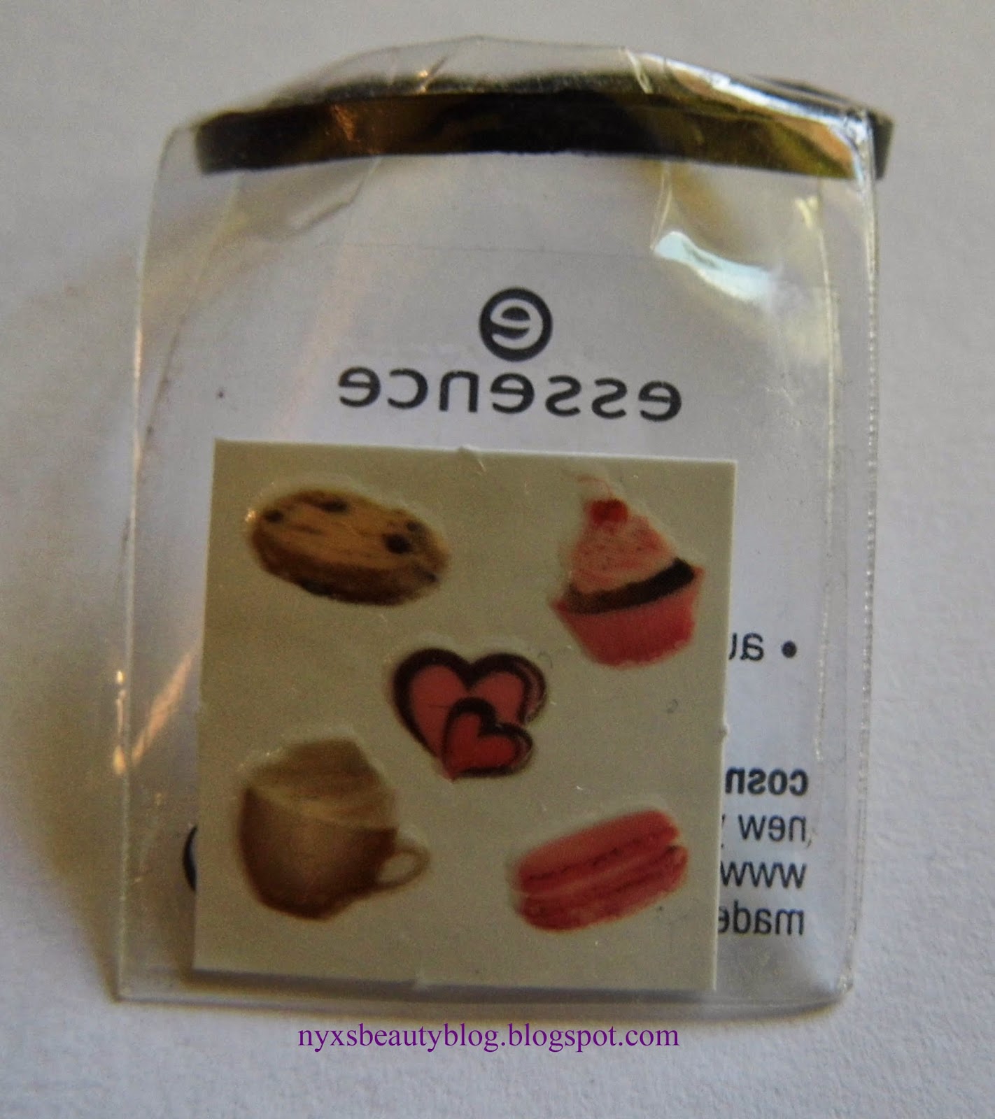 essence-cookies-cream-04-macaron-cest-bon-nail-stickers