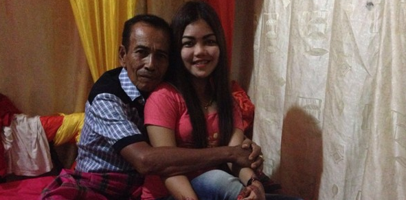 Heboh! Kakek 63 Tahun Nikahi Gadis Cantik, Lihat tuh Dekapannya Heboh! Kakek 63 Tahun Nikahi Gadis Cantik, Lihat tuh Dekapannya