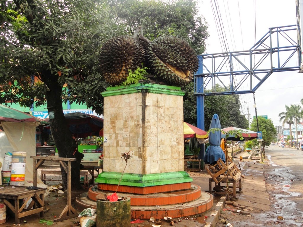 Tugu buah durian sebagai simbol pasar Ngabul, Jepara