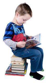 Junge liest in einem Buch