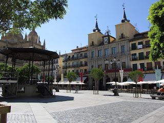 Plaza Mayor de Segovia con su característico quiosco en medio de la plaza.