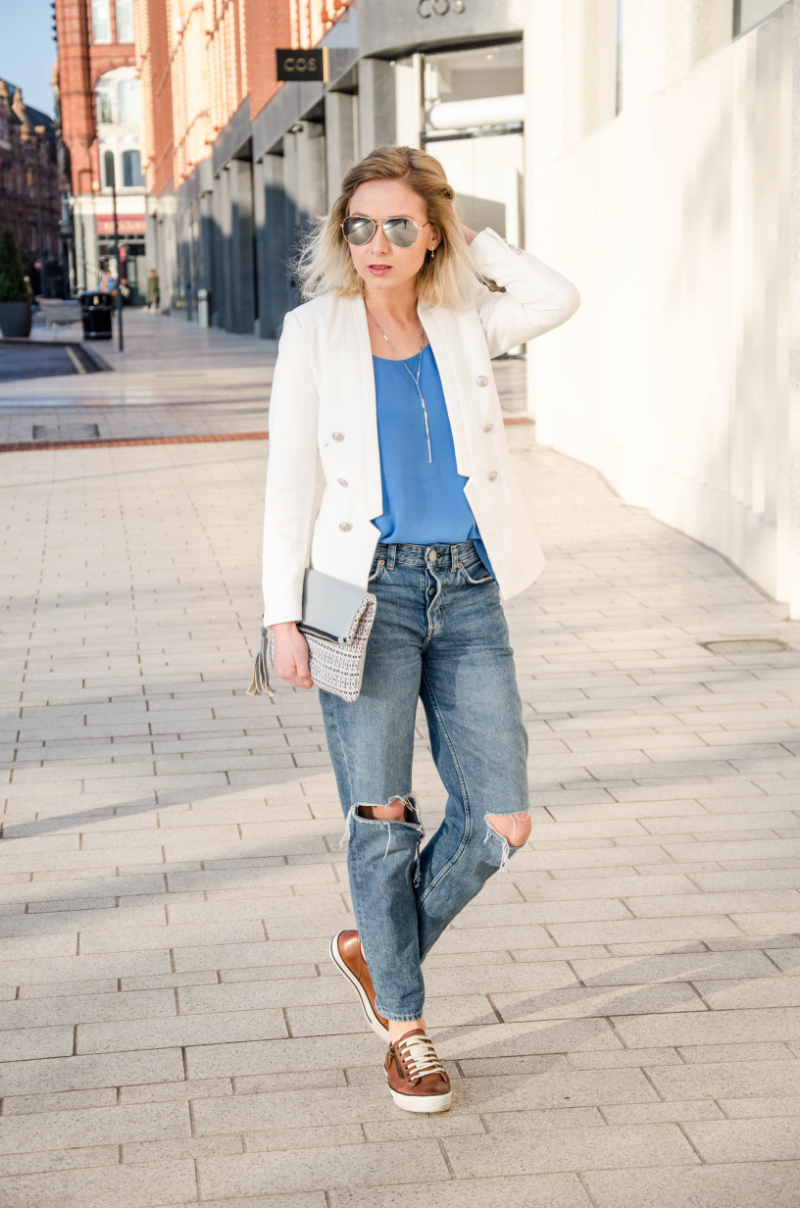 Outfit Post: Styling ripped jeans with a white blazer | Street Style