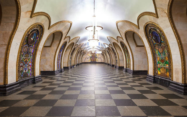 Витраж в дизайне интерьера метро в Москве Метро с витражом, станция Новослободская
