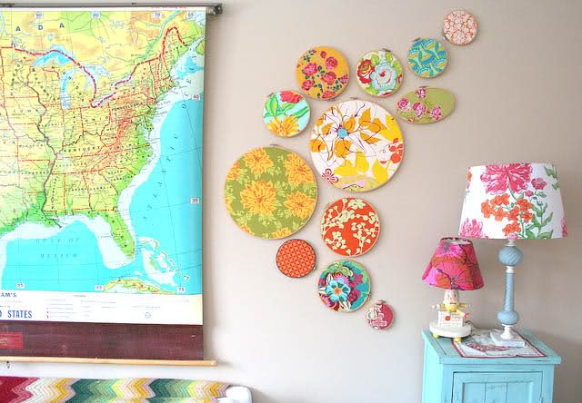 this embroidery hoop art is so simple, just grab a collection of your favorite fabrics and different size hoops for an amazing gallery style wall