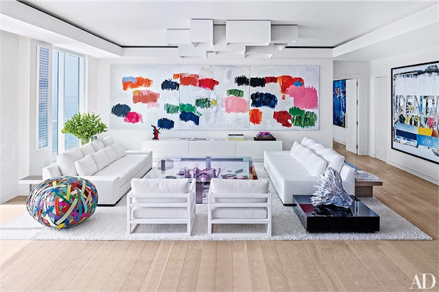 salon en blanco con colorido arte contemporaneo chicanddeco