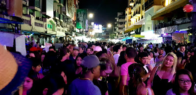 główna ulica w bangkoku, tłum ludzi w bangkoku