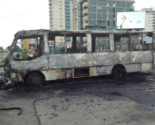 Manifestantes quemaron un autobús que llevaba votantes para la ANC en Valencia