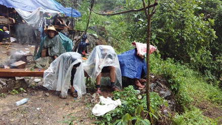 Toan canh ngay thu hai giai cuu cac nan nhan dao vang bi mac ket - Anh 6