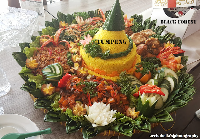 Ada tumpeng dan kue tart black forest sebagai simbol acara Ultah Gandjel Rel 