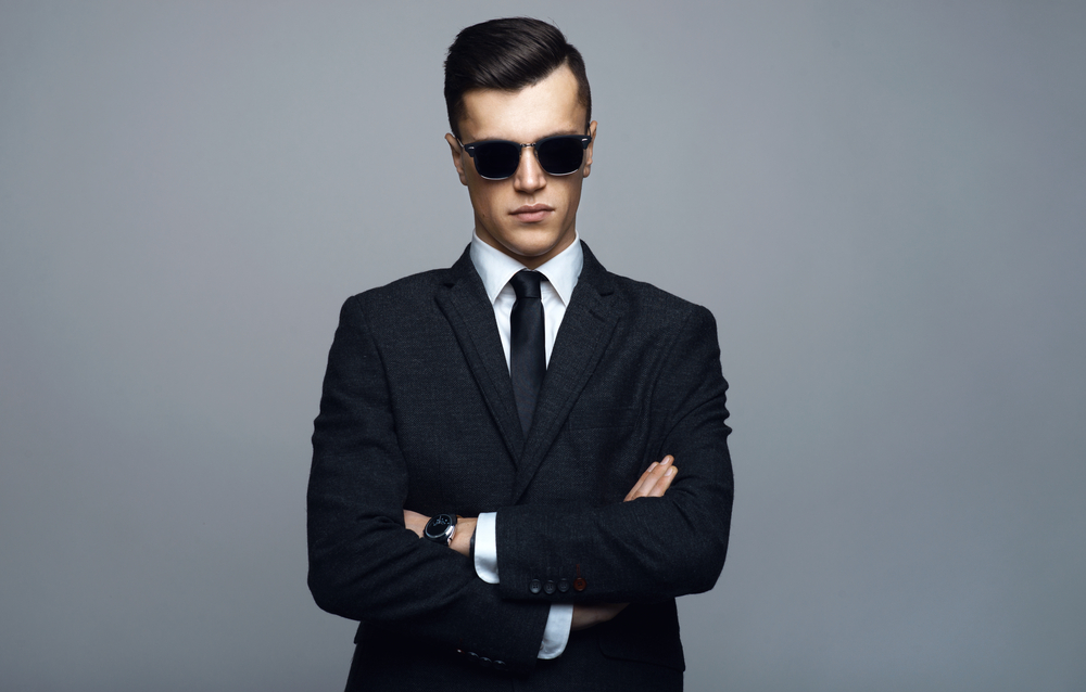 мужчина в солнцезащитных очках. Suit glasses thin black. адам галлахер в костюме. азиат в костюме. Man with suit with sunglasses.
