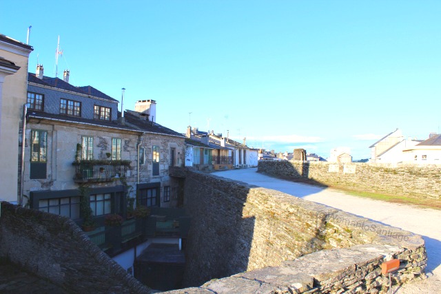muralla-lugo-camino-de-santiago-primitivo-casa