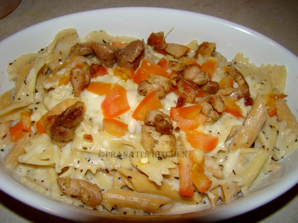 Delicious Recipes 4m Pranati's Kitchen: Chicken Pasta with white sauce