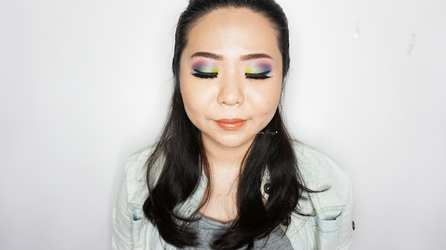The aquatic neon color makeup inspired by the mermaid, the corals and the sea using Urban Decay Electric Palette. A combination of neon purple and blue with green and yellow on the eyes.