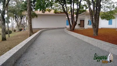 Execução do revestimento com pedra paralelepípedo rachado na execução das muretas de pedra com as capas da mureta com paralelepípedo rachado saindo 3 cm para fora do muro na entrada da sede da fazenda em Atibaia-SP.