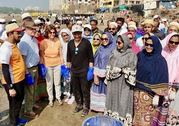 King and Queen participated in the world's largest beach cleanup project with the initiator and volunteers on the Versova beach