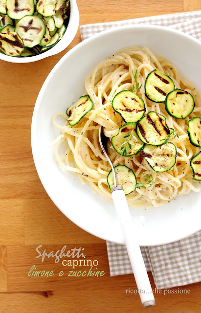 spaghetti con caprino, limone, erbe aromatiche e zucchine grigliate. 