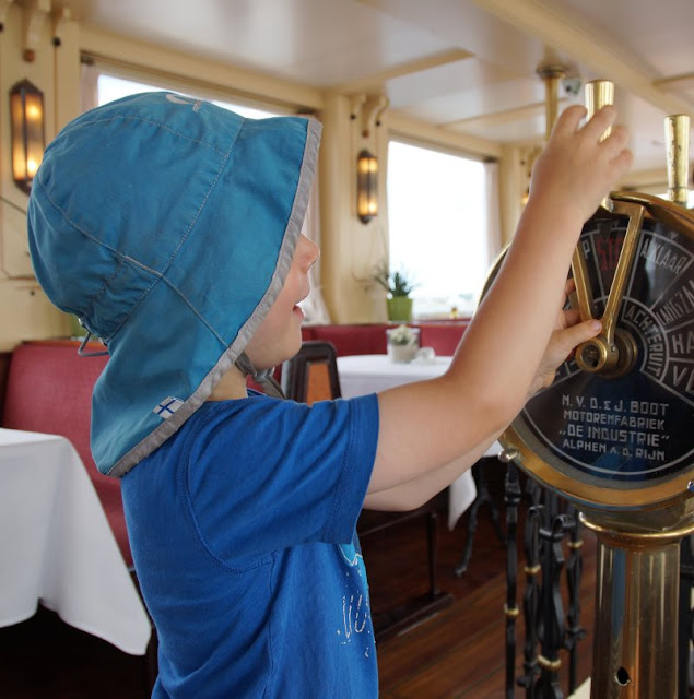 Ahoi, Freya! Unsere Brunchfahrt auf der Kieler Förde. Die Kinder fanden die maritime Ausstattung faszinierend.
