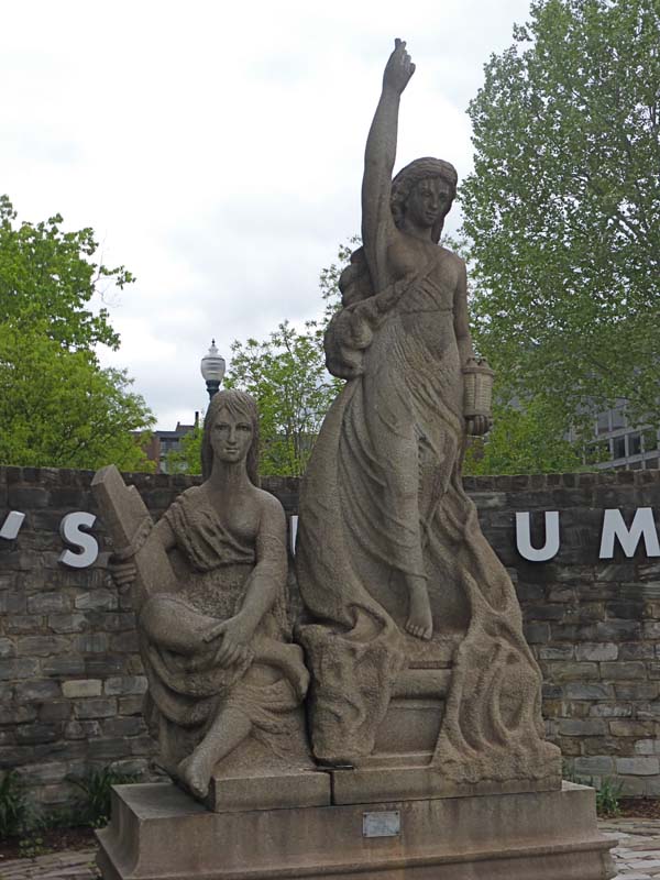 Pittsburgh Murals and Public Art Stone Maidens by Eugenio Pedon