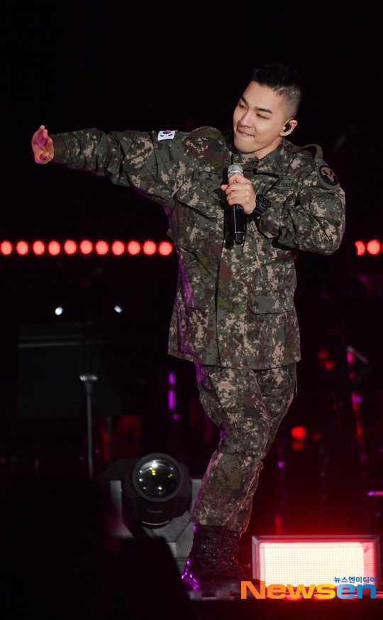Taeyang performs in uniform at an outdoor concert NEW! - AKB48 Daily News
