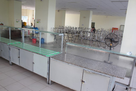 Hủy hợp đồng, đóng cửa quán cơm có dòi tại KTX ĐH Quốc gia - Ảnh 1 Huy hop dong, dong cua quan com co doi tai KTX DH Quoc gia - Anh 1