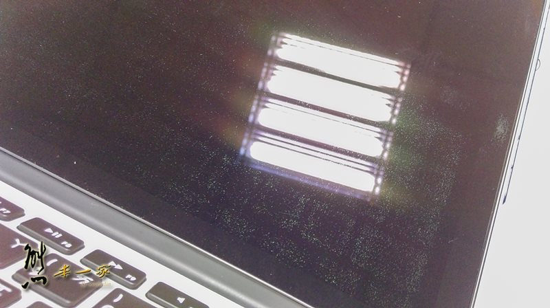 MacBook Retina螢幕掉漆|MBPR 13抗反光塗層鍍膜剝落