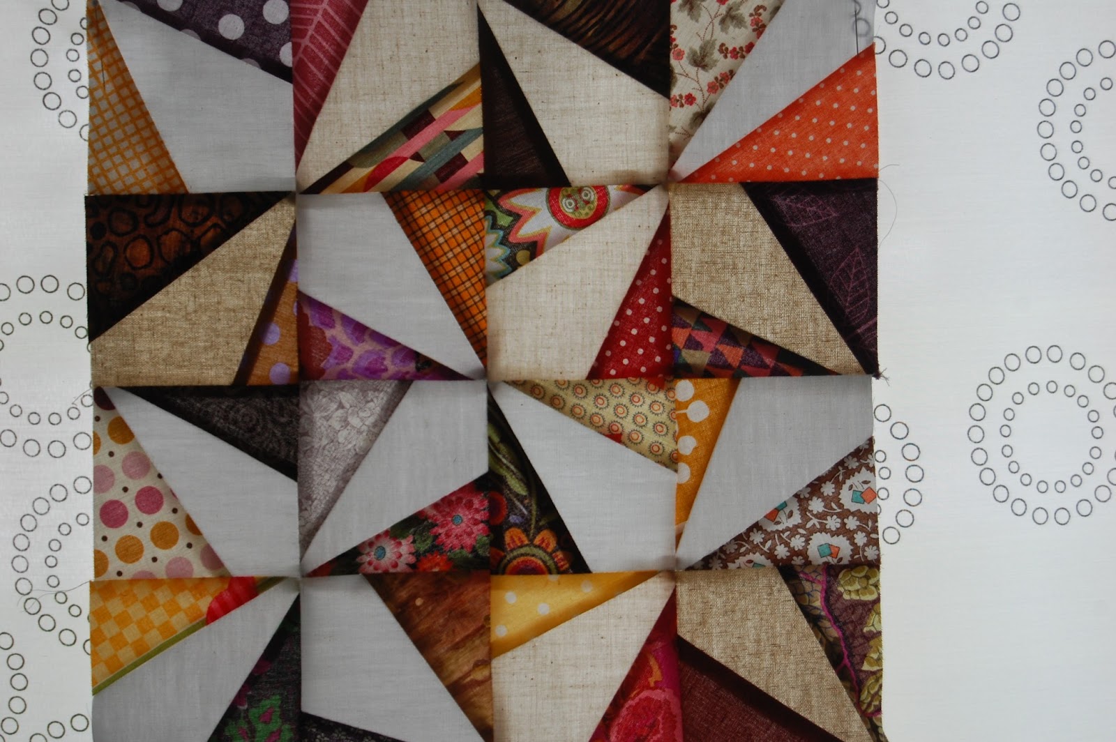 пэчворк вертушка мастер класс. пэчворк вертушка. пэчворк блок вертушка мастер класс. блок вертушка пэчворк разрезалки. пэчворк блок вертушка мастер класс.