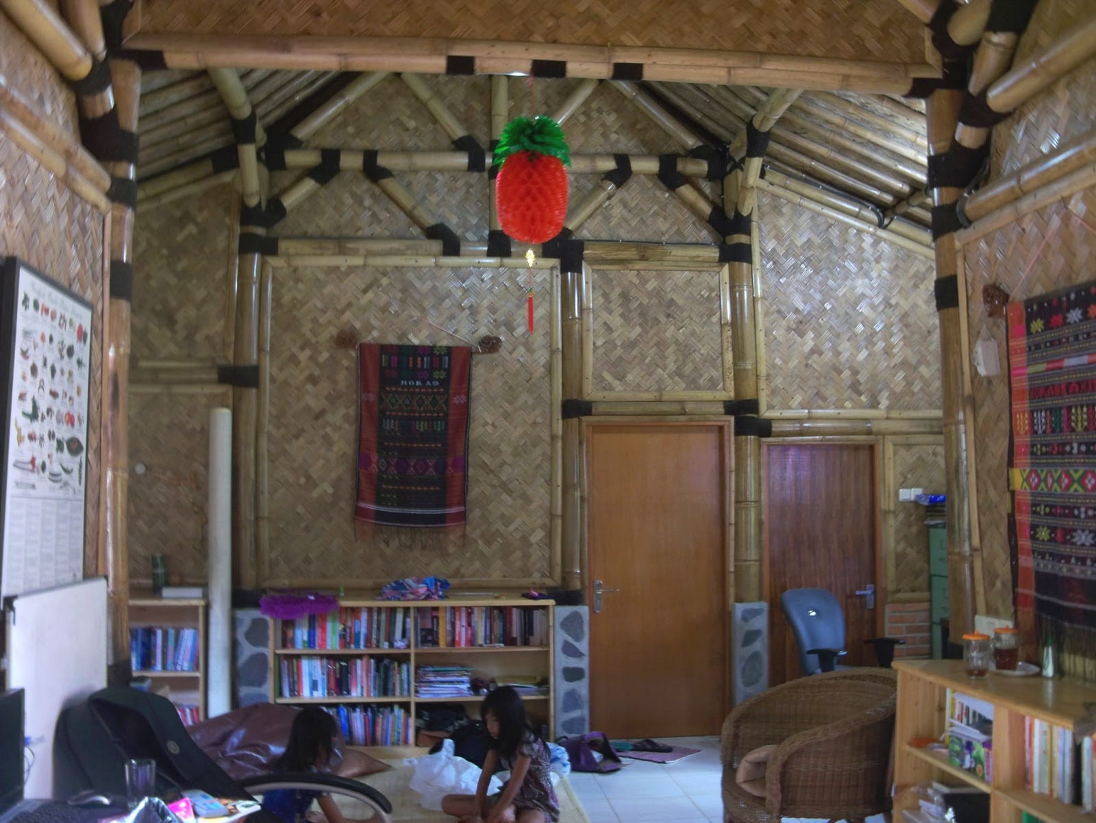 Rumah Baru Hida: Lampion Imlek di Rumah Bambu
