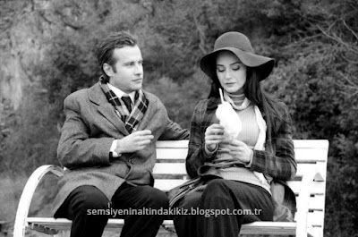 Semsiyenin Altindaki Kiz Mazi Kalbimde Yaradir