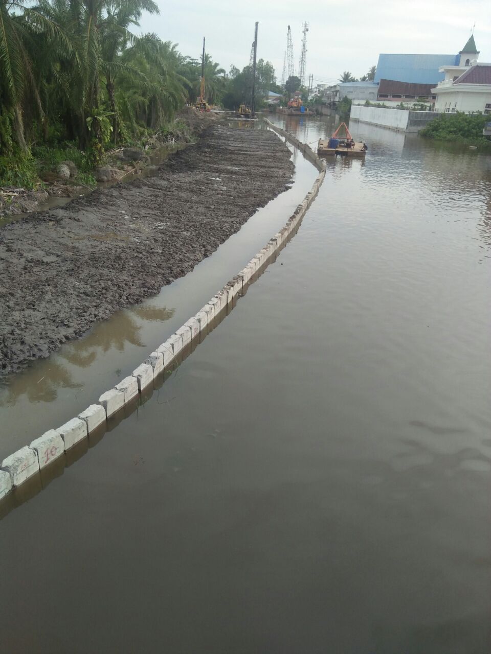 Proyek Penanggulangan Banjir Sungai Asahan 3 di Pulau Simardan, Kota Tanjungbalai dinilai justru mempersempit alur sungai, Jumat (13/7) Proyek Penanggulangan Banjir Sungai Asahan 3 di Pulau Simardan, Kota Tanjungbalai dinilai justru mempersempit alur sungai, Jumat (13/7)