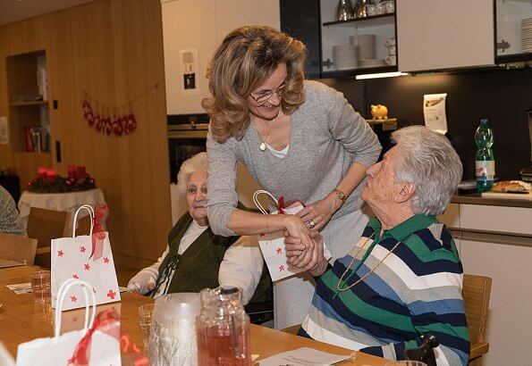 Hereditary Princess Sophie met with old patients at the resident of the nursing home and gave various gifts to them