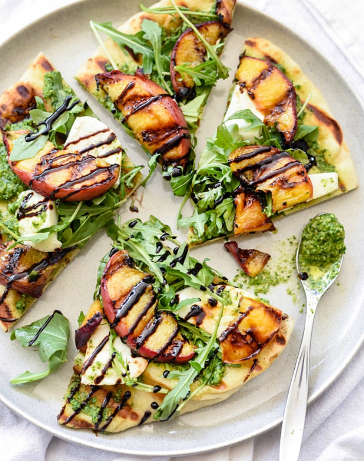 Flatbread con melocotón y pesto