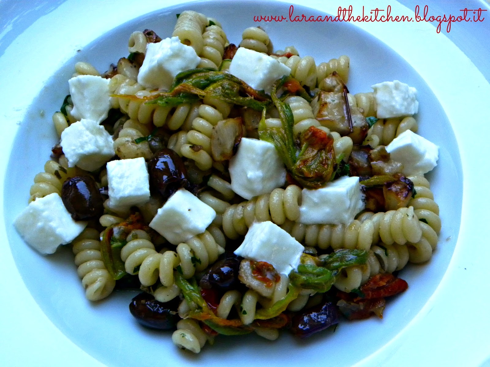 fusilli bucati corti con melanzane e mozzarella di bufala