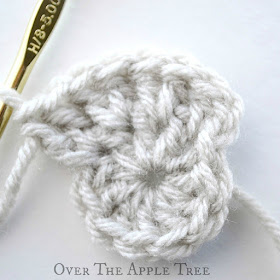 V-stitch Winter Beanie, free pattern, Over The Apple Tree