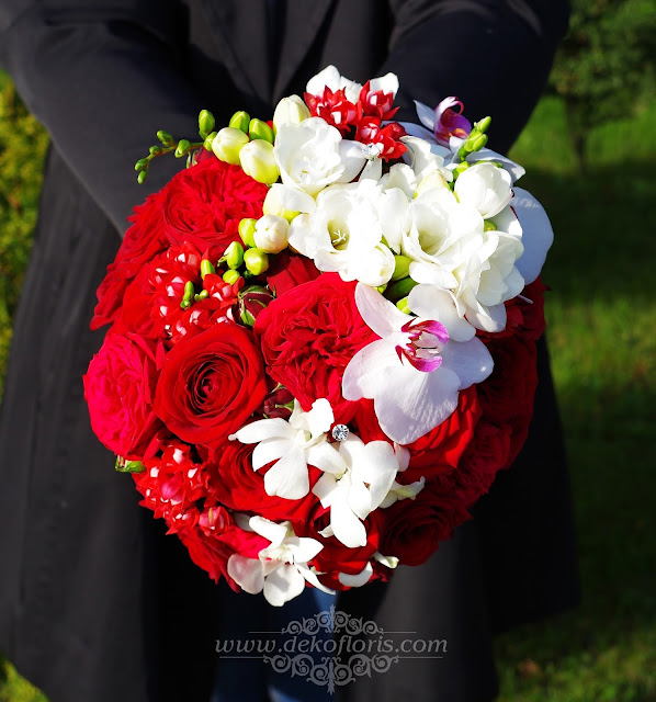 Czerwony bukiet ślubny róże i storczyki
