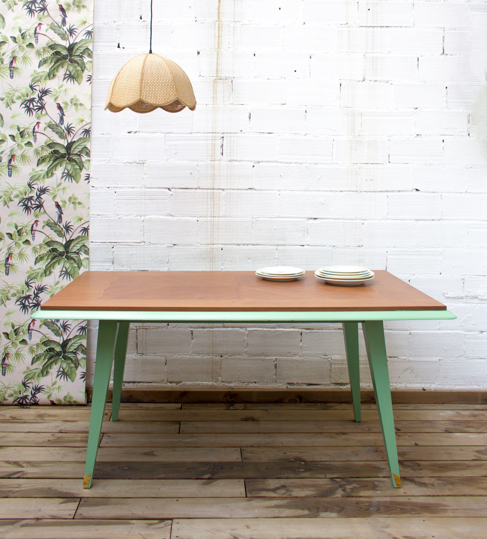 Una mesa de comedor con patas pintadas Una mesa de comedor con patas pintadas