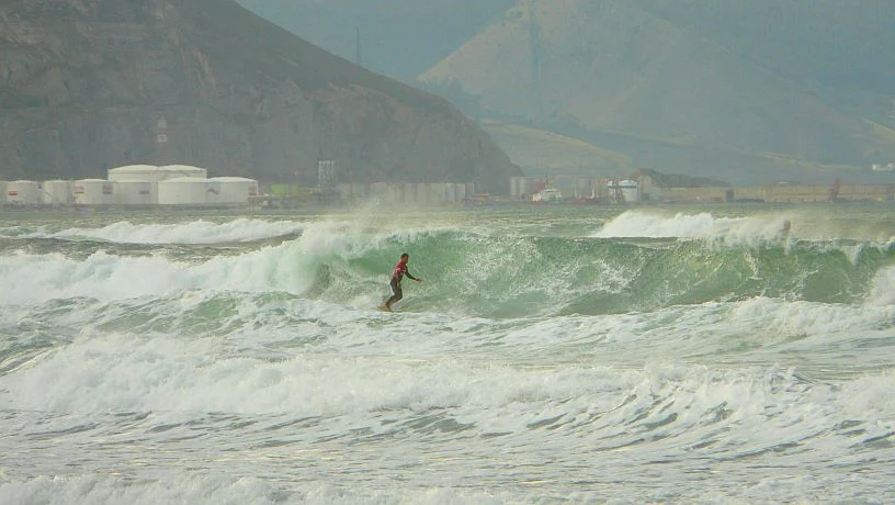 Surf en El Pasillo y el Peñón, playa de Atxabiribil, Sopelana